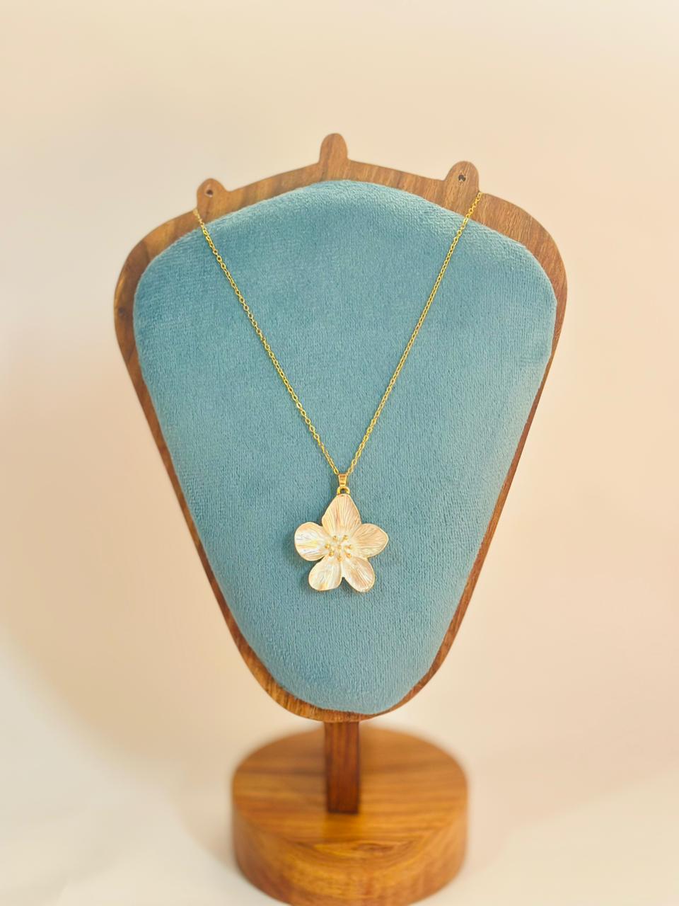 White Petal Floral Necklace | Anti-tarnish